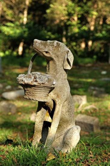 Dog figurine at a dog cemetery, Blairstown, New Jersey, USA