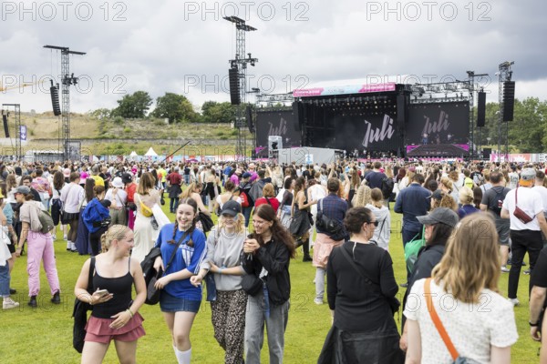 Festival visitors in front of the concert of the band Juli at the Lollapalooza Festival in the Olympiastadion and on the Maifeld, Berlin, 13.07.2025