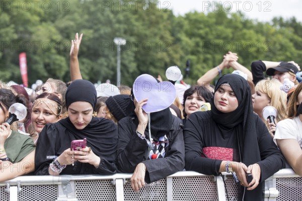 Festivalgoers in the front row at the Lollapalooza Festival in the Olympiastadion and on the Maifeld, Berlin, 13.07.2025