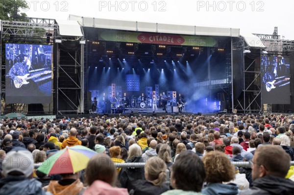 Wanda, Rock/Pop Band, Austria, Schön bei dir Live 2025 Tour, open air at the Citadel Music Festival, 12.07.2025, Zitadelle Spandau, Berlin, Germany, sold out, overview stage with audience < english> Wanda, Rock/Pop Band, Austria, Schön bei dir Live 2025 Tour, open air at the Citadel Music Festival, July 12, 2025, Spandau Citadel, Berlin, Germany