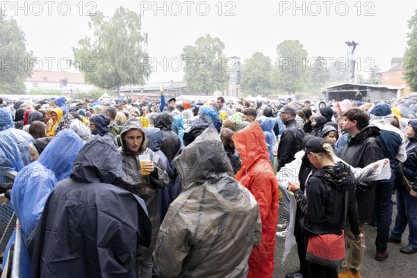 Audience in the rain, Wanda, rock/pop band, Austria, Schön bei dir Live 2025 Tour, open air at the Citadel Music Festival, 12 July 2025, Zitadelle Spandau, Berlin, Germany, sold out < english> Wanda, rock/pop band, Austria, Schön bei dir Live 2025 Tour, open air at the Citadel Music Festival, July 12, 2025, Spandau Citadel, Berlin, Germany