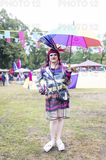 Artist with colourful umbrella at Kidzapalooza at the Lollapalooza Festival in the Olympiastadion and on the Maifeld, Berlin, 12.07.2025