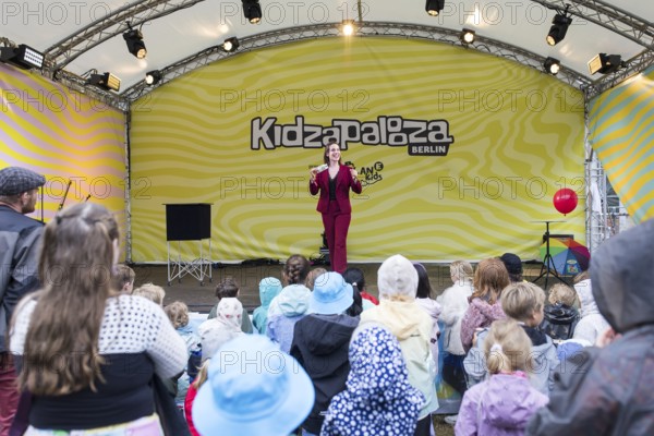 Magic show with Alison Wonder at Kidzapalooza at the Lollapalooza Festival in the Olympiastadion and on the Maifeld, Berlin, 12.07.2025