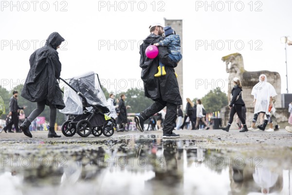 Festival visitor with child at the Lollapalooza Festival in the Olympic Stadium and on the Maifeld, Berlin, 12.07.2025