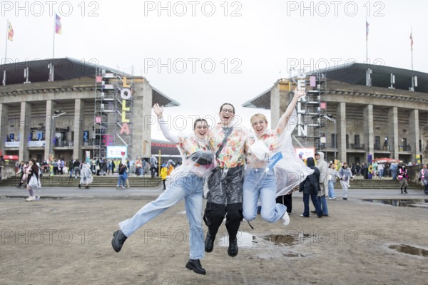 Festival visitors in front of the Olympic Stadium at the Lollapalooza Festival in the Olympic Stadium and on the Maifeld, Berlin, 12.07.2025