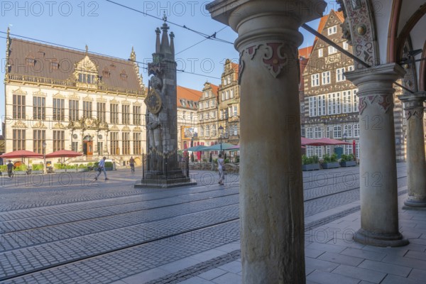 Historic market square with Schütting House, the Chamber of Industry and Commerce (left), and the gabled houses, Roland statue with shield and imperial eagle, restaurant, view through the arcade of the town hall, UNESCO World Heritage Site, listed building, Old Town, Hanseatic City of Bremen, Germany