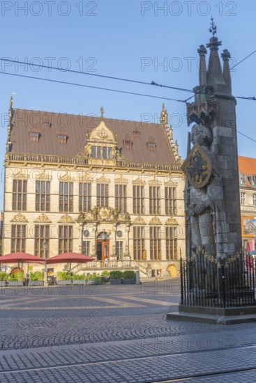 Historic market square with Schütting House, the Chamber of Industry and Commerce, Roland statue with shield and imperial eagle, symbol of medieval urban market law, listed building, Old Town, Hanseatic City of Bremen, Germany