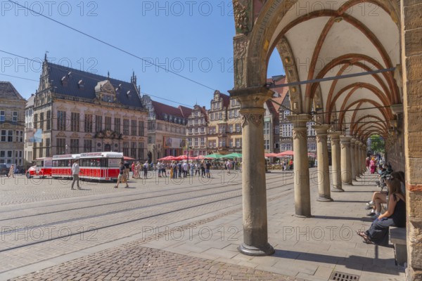 Historic market square with the Schütting House, the Chamber of Commerce and Industry (left), and the gabled houses, Town Musicians Express for tourist tours, restaurant, view through the arcade of the town hall, UNESCO World Heritage Site, listed building, Old Town, Hanseatic City of Bremen, Germany