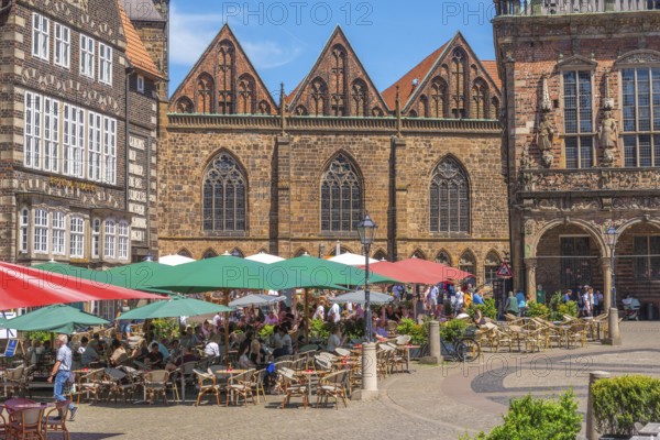 Nave of the church Unser Lieben Frauen Kirche between Haus Becks am Markt with bay windows and town hall (right), restaurant, sunshades, market square with historic buildings, monument protection, Old Town, Hanseatic City of Bremen, Germany