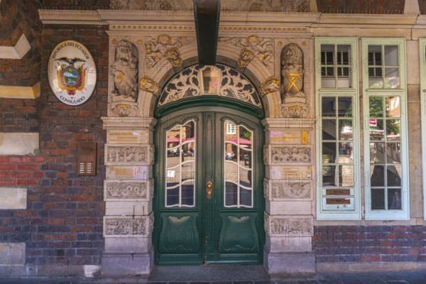 Consulate of the Republic of Ecuador, Am Markt 1, national coat of arms, entrance with gilded ornamentation, historical ambience, listed building, historic city centre, Hanseatic City of Bremen, Germany
