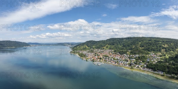 Luftbild, Panorama von der Ortschaft Sipplingen am Bodensee bei sommerlicher Vegetation, gegenüber der Bodanrück, Bodenseekreis Baden-Württemberg, Deutschland