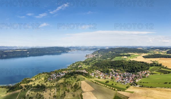 Luftbild, Panorama vom Bodensee mit der Ortschaft Hödingen, umgeben von erntereifen Getreidefeldern, links am Horizont der Bodanrück, Überlingen, Bodenseekreis, Baden-Württemberg, Deutschland