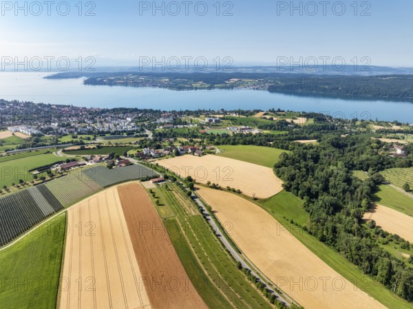 Luftbild, Panorama von erntereifen Getreidefeldern, links die Stadt Überlingen am Bodensee, am Horizont der Bodanrück, Bodenseekreis, Baden-Württemberg, Deutschland