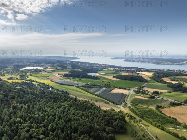 Luftbild vom Bodensee bei Überlingen mit erntereifen Getreidefeldern und Obstplantagen mit Hagelschutz, Bodenseekreis, Baden-Württemberg, Deutschland