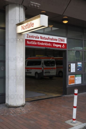 Wegweiser zur zentralen Notaufnahme, Notaufnahmestelle, Notfallmedizin im Außenbereich vom Universitätsklinikum Tübingen auf dem Schnarrenberg, Baden-Württemberg, Deutschland