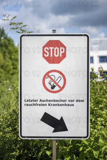 Hinweisschild, Rauchverbot im Außenbereich des Universitätsklinikums auf dem Schnarrenberg, Tübingen, Baden-Württemberg, Deutschland