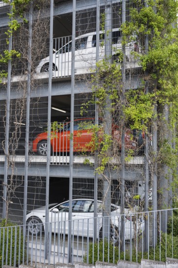 PKW stehen über mehreren Etagen in einem modernen Parkhaus, Universitätsklinikum Tübingen, Baden-Württemberg, Deutschland