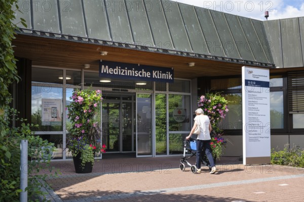 Eingangsbereich mit Wegweiser, Pylone, Stele der Medizinischen Klinik, Fachbereich für innere Medizin, Universitätsklinikum Tübingen auf dem Schnarrenberg, Baden-Württemberg, Deutschland