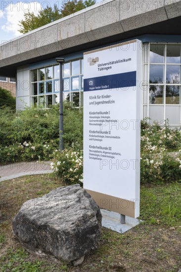 Wegweiser, Pylone, Stele, Fachklinik für Kinder- und Jugendmedizin, Universitätsklinikum Tübingen auf dem Schnarrenberg, Baden-Württemberg, Deutschland