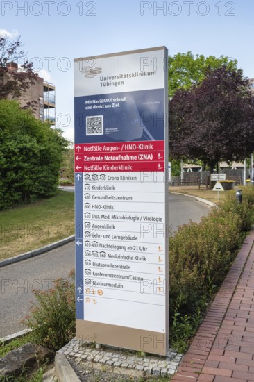 Wegweiser, Pylone, Stele zu verschiedene Notaufnahmestellen, Notfallmedizin und Fachkliniken, Crona Kliniken, Universitätsklinikum Tübingen auf dem Schnarrenberg, Baden-Württemberg, Deutschland