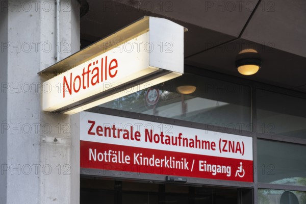 Wegweiser zur zentralen Notaufnahme, Notaufnahmestelle, Notfallmedizin im Außenbereich vom Universitätsklinikum Tübingen auf dem Schnarrenberg, Baden-Württemberg, Deutschland