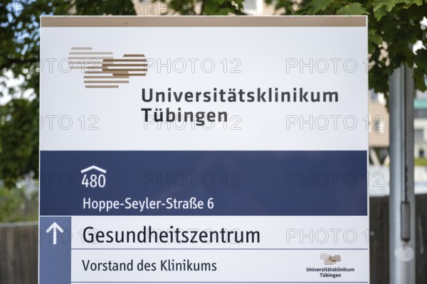 Wegweiser für Fußgänger im Außenbereich vom Universitätsklinikum Tübingen auf dem Schnarrenberg, Baden-Württemberg, Deutschland