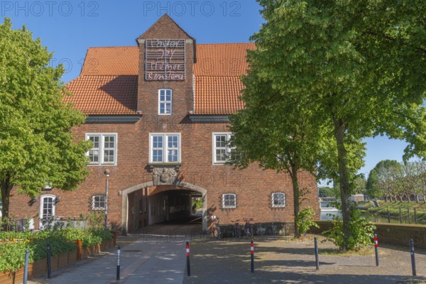 Entrance to the Weserburg, Museum of Contemporary Art on the Weser, modern art, exhibition, art scene, architecture, Teerhof peninsula, characters, Hanseatic City of Bremen, Germany