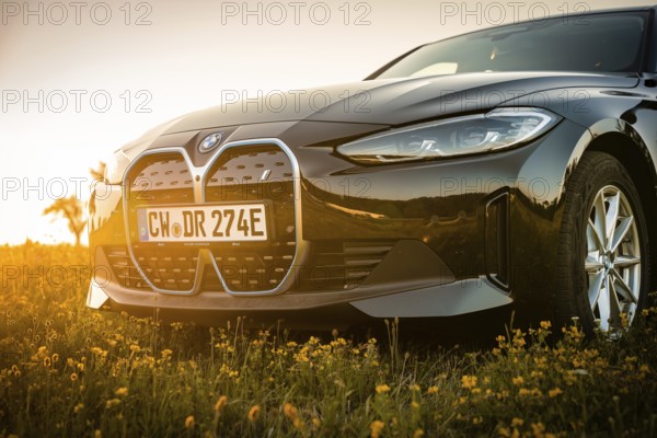 Front view of a BMW with grille and sunset in the background, BMW i7 electric car, Deer e-Carsharing, Calw, Germany