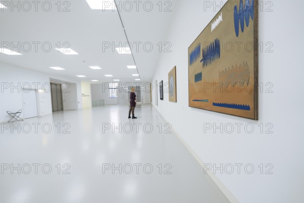 Wide-angle view of a gallery exhibition with a minimalistic atmosphere, Schauwerk, Sindelfingen, Germany