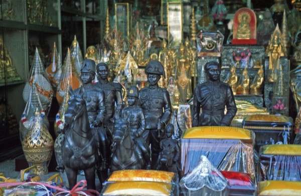 Window display, soldiers, cavalry, figurines, Bangkok, Thailand, December 2002, vintage, retro, old, historic
