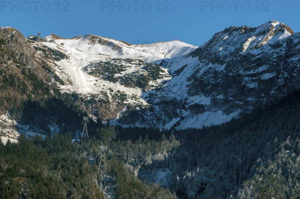 View of the Nebelhorn ski area, back right Schattenberg, back left station Höfatsblick der Nebelhornbahn, Oberallgäu, Allgäu, Bavaria, Germany