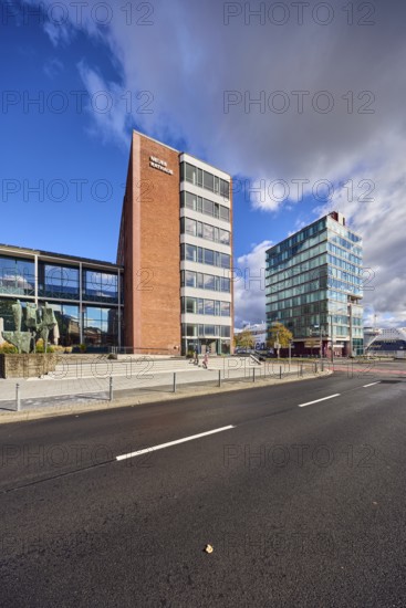 New Town Hall, Port House, Nagel Architekten Kiel, brick building, commercial building, high-rise building, modern architecture, barrier bollards, roads, blue sky, cumulus clouds, stratocumulus clouds, intersection between Kaistraße and Stresemannplatz, Kiel, state capital, district-free city, Schleswig-Holstein, Germany