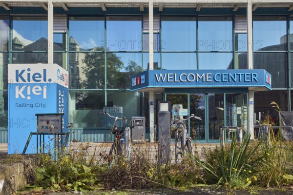 Welcome Center, tourist information, entrance, modern architecture, glass façade, sunny, Stresemannplatz, Kiel, state capital, district-free city, Schleswig-Holstein, Germany