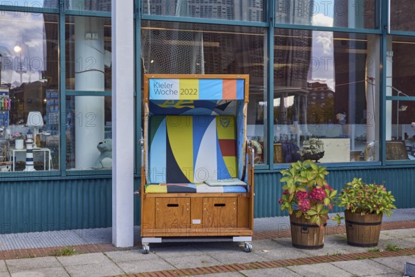 Welcome Center, glass façade, shop window, beach chair, flower pot, sunny, diffuse light, Stresemannplatz, Kiel, state capital, district-free city, Schleswig-Holstein, Germany