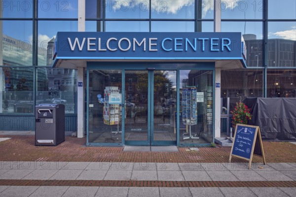 Welcome Center, entrance area, glass façade, door, sunny, diffuse light, Stresemannplatz, Kiel, state capital, district-free city, Schleswig-Holstein, Germany