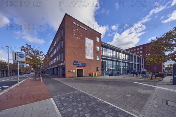 New town hall, brick building, modern architecture, façade with windows, glass façade, lantern, trees, autumn leaves, diffuse light, slightly sunny, blue sky, cumulus clouds, Andreas-Gayk-Straße, Kiel, state capital, district-free city, Schleswig-Holstein, Germany