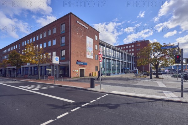 New town hall, brick building, modern architecture, façade with windows, bus lane marking, pedestrian crossing, traffic lights, trees, autumn leaves, blue sky, cumulus clouds, Andreas-Gayk-Straße, Kiel, state capital, district-free city, Schleswig-Holstein, Germany