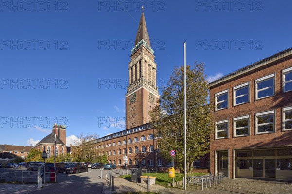 Old town hall, architect Hermann Billing, town hall tower, brick building, brick architecture, buildings, flagpoles, bicycle racks, parking lot with vehicles, blue sky, cumulus clouds, back of Waisenhofstraße, Fleethörn, Kiel, state capital, district-free city, Schleswig-Holstein, Germany