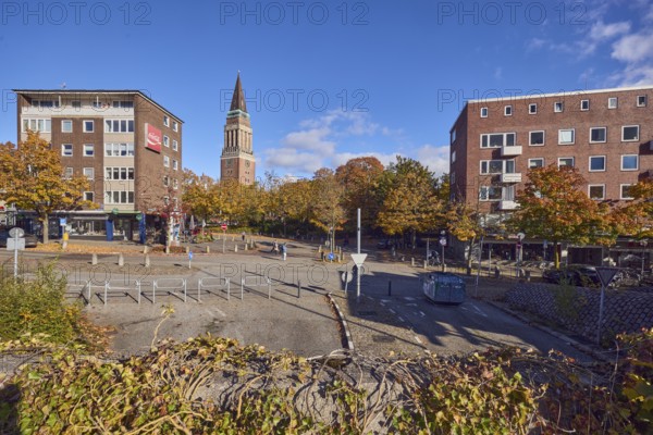 Residential and commercial buildings, brick houses, brick architecture, general architecture, town hall tower, trees, autumn leaves, concrete wall, Common ivy (Hedera helix), blue sky, cumulus clouds, intersection Kleiner Kuhberg with Waisenhofstraße, Kiel, state capital, independent city, Schleswig-Holstein, Germany