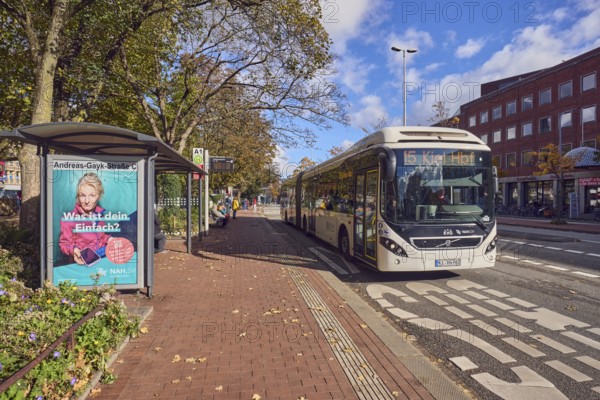 Andreas-Gayk-Straße C bus stop, bus line 15 to Kiel Hbf, Kieler Verkehrsgesellschaft, bus lane, bus shelters, advertising poster, advertisement NAH.SH Public transport, road marking BUS, people waiting for means of transport, lantern, trees, autumn leaves, general architecture, blue sky, cumulus clouds, Andreas-Gayk-Straße, Kiel, state capital, district-free city, Schleswig-Holstein, Germany