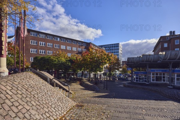 Pedestrian zone, general architecture, brick building, brick architecture, commercial building, Café Campus Suite, trees, autumn leaves, shadow, side light, blue sky, cumulus clouds, Nimbostratus clouds, Europaplatz, Schevenbrücke, Kiel, state capital, district-free city, Schleswig-Holstein, Germany