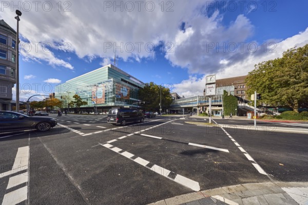 Karstadt Galeria Kaufhof, department store, general architecture, buildings, modern architecture, pedestrian crossing, lanes, cycle path, lantern, public clock, cars, trees, blue sky, cumulus clouds, intersection between Andreas-Gayk-Straße, Stresemannplatz, Sophienblatt and Ziegelteich, Kiel, state capital, district-free city, Schleswig-Holstein, Germany
