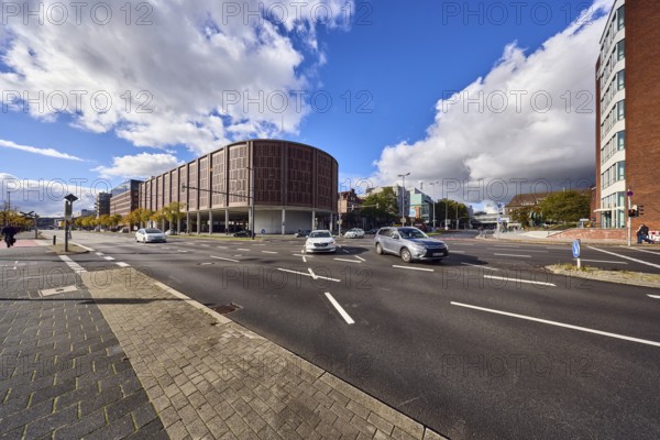 ZOB parking garage, general architecture, modern building, parking garage, square, roads, road markings lanes, cars, trees, blue sky, cumulus clouds, stratocumulus clouds, cumulonimbus clouds, intersection Kaistraße, Stresemannplatz and Bollhörnkai, Kiel, state capital, district-free city, Schleswig-Holstein, Germany