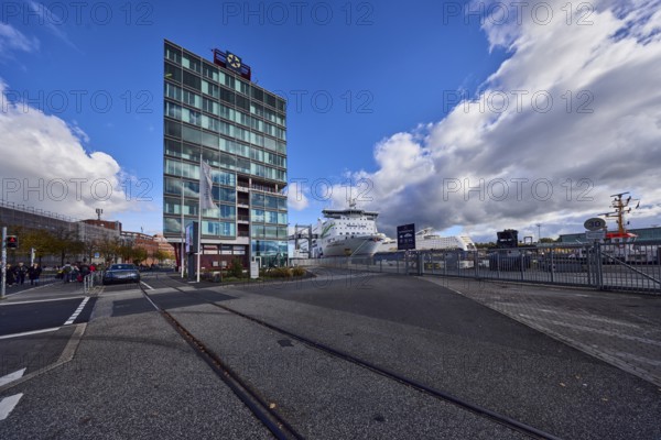 Hafenhaus, Nagel Architekten Kiel, commercial building, high-rise building, modern architecture, glass façade, Stena Germanica ferry, Stena Line GmbH, ferry, wharf, vehicles, blue sky, cumulus clouds, intersection Kaistraße with Bollhörnkai, Kiel, state capital, district-free city, Schleswig-Holstein, Germany