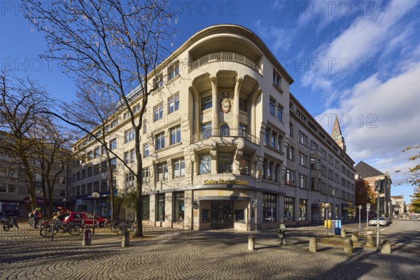 Kieler Nachrichten, Kieler Zeitung Verlags- und Druckerei KG GmbH, historic commercial building, general architecture, paving stone square, barrier bollards, bare winter trees, blue sky, cumulus clouds, Fleethörn and Asmus-Bremer-Platz roads, Kiel, state capital, district-free city, Schleswig-Holstein, Germany