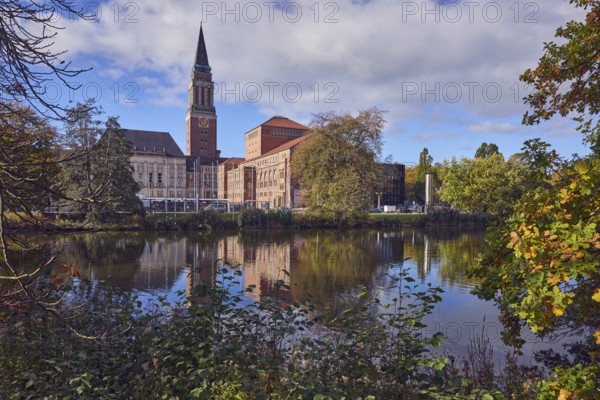 Kleiner Kiel, water area, lake, opera house, town hall tower, brick building, brick architecture, trees, autumn leaves, bushes, bushes, abstract reflections on the water surface, blue sky, cumulus clouds, Rathausstraße, Rathausmarkt, Kiel, state capital, district-free city, Schleswig-Holstein, Germany