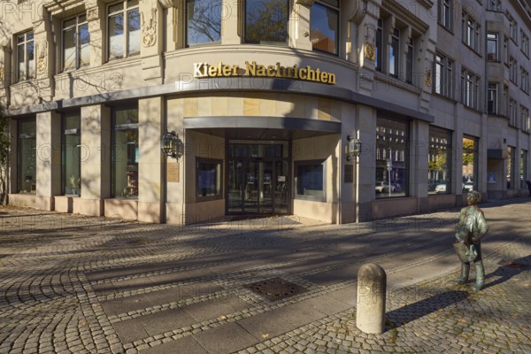 Kieler Nachrichten, Kieler Zeitung Verlags- und Druckerei KG GmbH, historic commercial building, general development, paving stone walkway, barrier bollard, entrance, façade with shop windows and sign, sunny, Fleethörn and Asmus-Bremer-Platz streets, Kiel, state capital, district-free city, Schleswig-Holstein, Germany