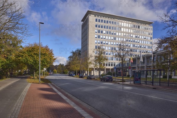 Kieler Volksbank eG - Competence Center am Martensdamm, commercial building, high-rise building, modern architecture, lantern, footpath and bike path, road, trees, autumn leaves, blue sky, cumulus clouds, Martensdamm, Kiel, state capital, district-free city, Schleswig-Holstein, Germany