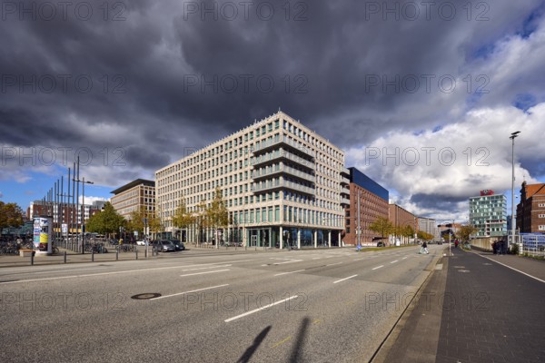 General architecture, brick building, modern building, street, sidewalk, cycle path, lantern, Atlantic Hotel, trees, autumn leaves, vehicles, pedestrians and cyclists as secondary motifs, blue sky, cumulus clouds, stratocumulus clouds, cumulonimbus clouds, white and dark clouds, intersection of Kaistraße, Raiffeisenstraße and Kiel Sailors Square, Kiel, state capital, district-free city, Schleswig-Holstein, Germany