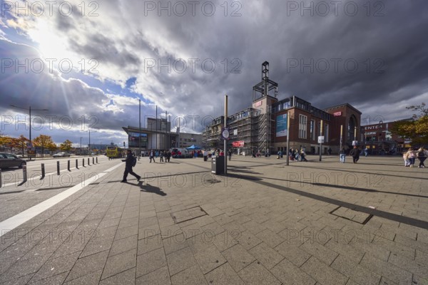 Main station, scaffolding, renovation, general architecture, brick architecture, square, barrier bollard, street, pedestrian as accessories, shadow, backlight of the sun, blue sky, cumulus clouds, stratocumulus clouds, white and dark clouds, Kaistraße, Kiel square, Kiel, state capital, district-free city, Schleswig-Holstein, Germany